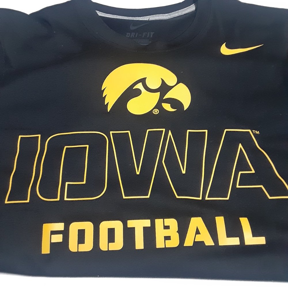 Nike Dri-Fit Men's Iowa Hawkeyes T Shirt in Size M